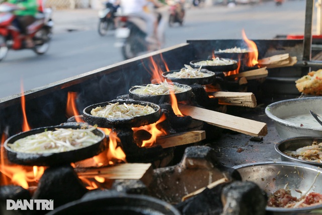 Bươn chải đủ nghề, người đàn ông chọn bán bánh xèo nuôi 3 con ăn học - 11 Bươn chải đủ nghề, người đàn ông chọn bán bánh xèo nuôi 3 con ăn học - 11