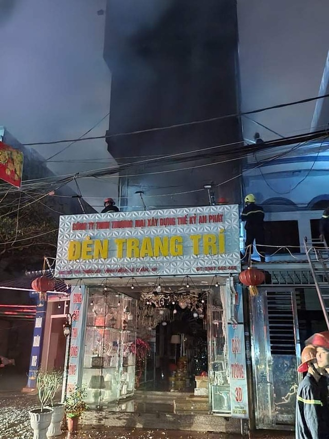 Cháy lớn cửa hàng đèn trang trí ở Hải Phòng - 2 Cháy lớn cửa hàng đèn trang trí ở Hải Phòng - 2