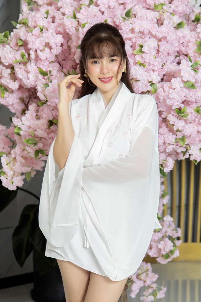 Phương Lê trẻ trung với váy trắng - 2 Phương Lê trẻ trung với váy trắng - 2