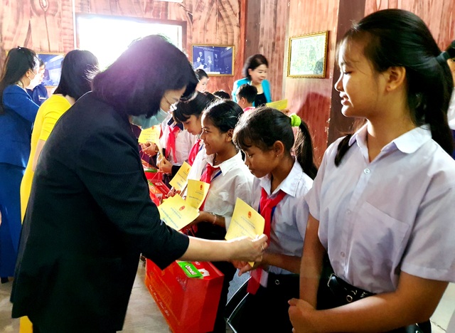 Phó Chủ tịch nước tặng quà đồng bào dân tộc và trẻ em Quảng Nam - 1