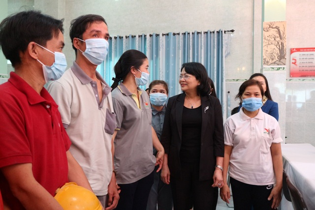Phó Chủ tịch nước tặng quà đồng bào dân tộc và trẻ em Quảng Nam - 3 Phó Chủ tịch nước tặng quà đồng bào dân tộc và trẻ em Quảng Nam - 3