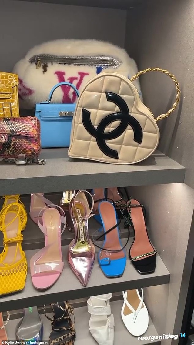 Kylie Jenner khoe tủ đồ hiệu triệu đô - 2 Kylie Jenner khoe tủ đồ hiệu triệu đô - 2