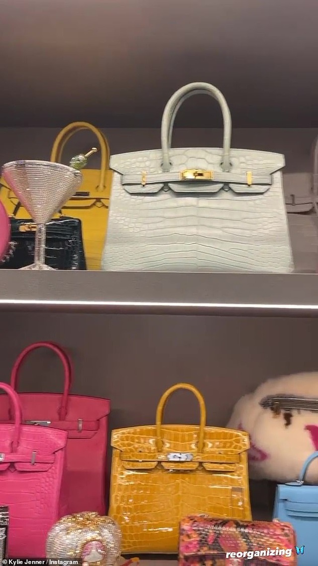 Kylie Jenner khoe tủ đồ hiệu triệu đô - 3 Kylie Jenner khoe tủ đồ hiệu triệu đô - 3