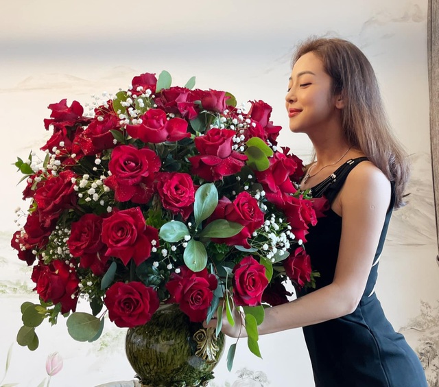 Sao Việt khoe quà khủng và niềm hạnh phúc trong ngày 8/3 - 3 Sao Việt khoe quà khủng và niềm hạnh phúc trong ngày 8/3 - 3