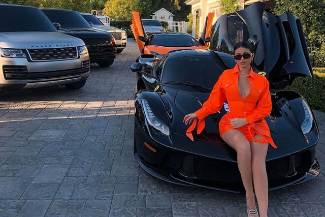 Kylie Jenner khoe tủ đồ hiệu triệu đô - 6 Kylie Jenner khoe tủ đồ hiệu triệu đô - 6