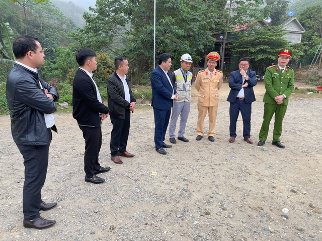 Xử lý các điểm bán hàng, quán ăn vi phạm hành lang cao tốc Nội Bài- Lào Cai - 3 Xử lý các điểm bán hàng, quán ăn vi phạm hành lang cao tốc Nội Bài- Lào Cai - 3