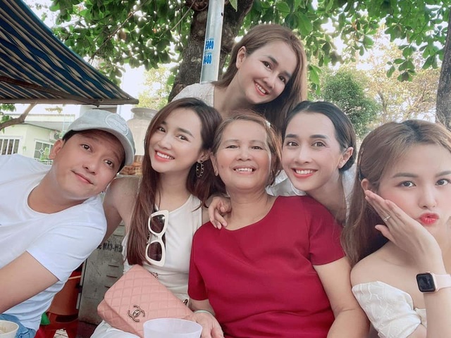 Sao Việt khoe quà khủng và niềm hạnh phúc trong ngày 8/3 - 11 Sao Việt khoe quà khủng và niềm hạnh phúc trong ngày 8/3 - 11