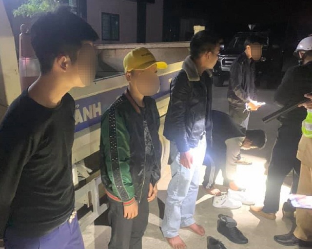 Bắt giữ nhóm quái xế thiếu niên chuyên tổ chức nẹt pô, đánh võng - 2 Bắt giữ nhóm quái xế thiếu niên chuyên tổ chức nẹt pô, đánh võng - 2