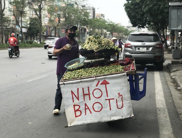 Đẩy xe nhót xanh bán dọc đường, tiểu thương kiếm tiền triệu mỗi ngày - 1 Đẩy xe nhót xanh bán dọc đường, tiểu thương kiếm tiền triệu mỗi ngày - 1