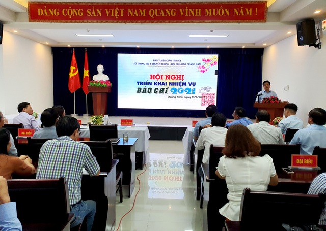Chủ tịch tỉnh Quảng Nam tặng Bằng khen phóng viên Báo điện tử Dân trí - 1 Chủ tịch tỉnh Quảng Nam tặng Bằng khen phóng viên Báo điện tử Dân trí - 1