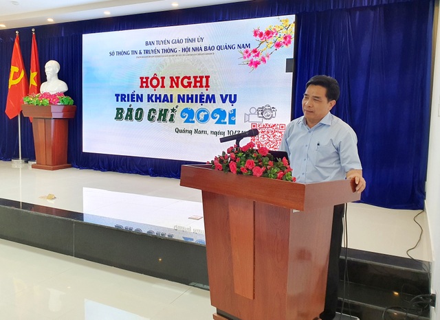 Chủ tịch tỉnh Quảng Nam tặng Bằng khen phóng viên Báo điện tử Dân trí - 2 Chủ tịch tỉnh Quảng Nam tặng Bằng khen phóng viên Báo điện tử Dân trí - 2
