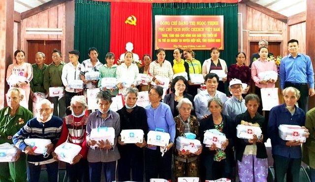 Phó Chủ tịch nước tặng quà đồng bào dân tộc và trẻ em Quảng Nam - 2 Phó Chủ tịch nước tặng quà đồng bào dân tộc và trẻ em Quảng Nam - 2