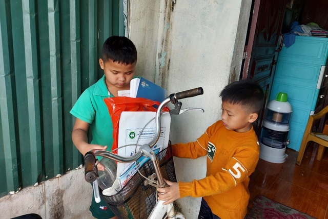 Bạn đọc Dân trí giúp đỡ 3 bà cháu nhặt rác hơn 87 triệu đồng - 2 Bạn đọc Dân trí giúp đỡ 3 bà cháu nhặt rác hơn 87 triệu đồng - 2