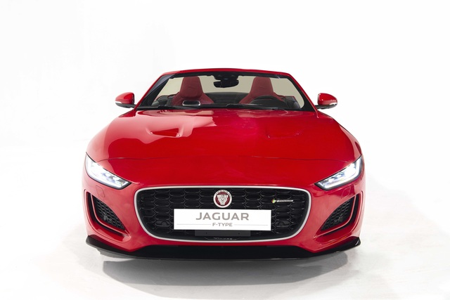 Jaguar F-TYPE mới về Việt Nam có giá lên đến 15,29 tỷ đồng - 4 Jaguar F-TYPE mới về Việt Nam có giá lên đến 15,29 tỷ đồng - 4