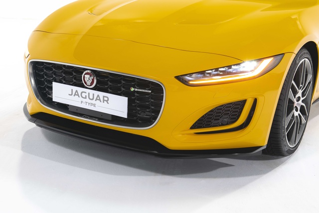 Jaguar F-TYPE mới về Việt Nam có giá lên đến 15,29 tỷ đồng - 17 Jaguar F-TYPE mới về Việt Nam có giá lên đến 15,29 tỷ đồng - 17