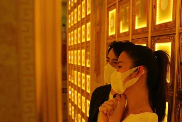 Đặng Thu Thảo, Đông Nhi, Vũ Thu Phương… đến viếng Minh Lộc tại chùa - 3 Đặng Thu Thảo, Đông Nhi, Vũ Thu Phương… đến viếng Minh Lộc tại chùa - 3