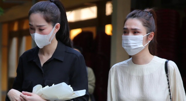Đặng Thu Thảo, Đông Nhi, Vũ Thu Phương… đến viếng Minh Lộc tại chùa - 4 Đặng Thu Thảo, Đông Nhi, Vũ Thu Phương… đến viếng Minh Lộc tại chùa - 4