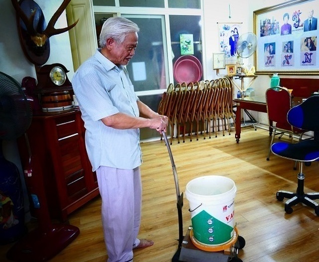 Kho báu tái chế từ phế thải của người đàn ông U70 ở Hà Nội - 1 Kho báu tái chế từ phế thải của người đàn ông U70 ở Hà Nội - 1