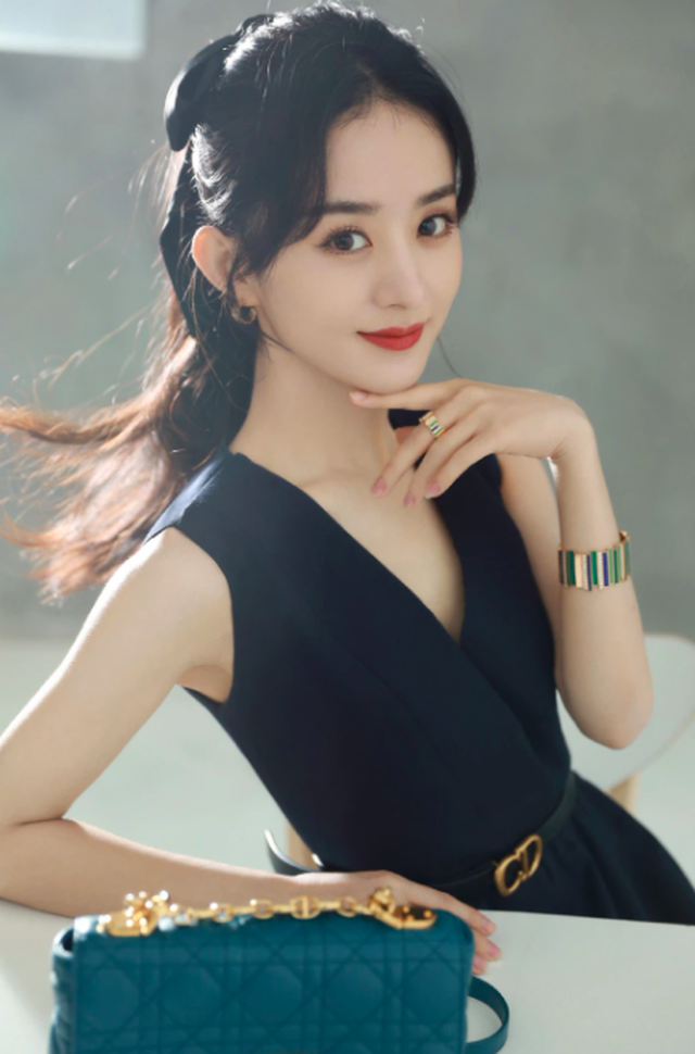 Triệu Lệ Dĩnh cuốn hút với thần thái vạn người mê - 1 Triệu Lệ Dĩnh cuốn hút với thần thái vạn người mê - 1