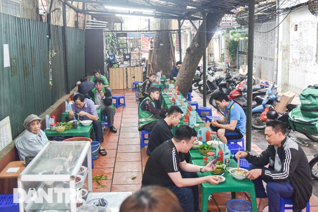 Đặc sản khách Tây khóc thét, người Việt chen chân xếp hàng thưởng thức - 3 Đặc sản khách Tây khóc thét, người Việt chen chân xếp hàng thưởng thức - 3