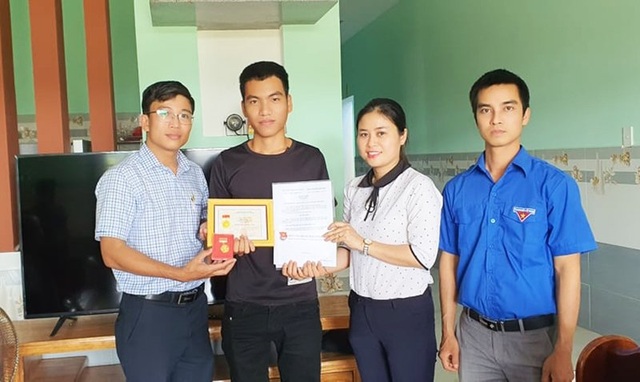 Trao huy hiệu Tuổi trẻ dũng cảm đến thanh niên cứu 3 học sinh đuối nước - 1 Trao huy hiệu Tuổi trẻ dũng cảm đến thanh niên cứu 3 học sinh đuối nước - 1