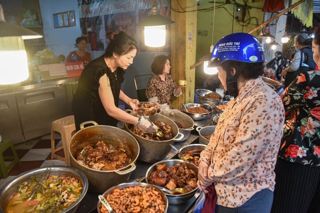 The rich house market in Hanoi, selling hundreds of pounds of fish stock every day - 6