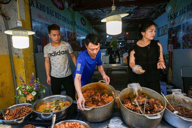 The rich house market in Hanoi, selling hundreds of pounds of fish stock every day - 5