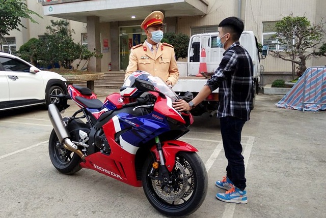 Hà Nội: Thanh niên chạy mô tô 299 km/h không có giấy phép lái xe - 2 Hà Nội: Thanh niên chạy mô tô 299 km/h không có giấy phép lái xe - 2
