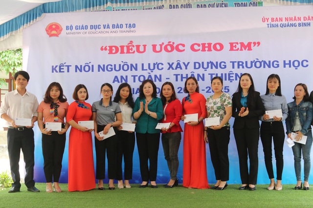 Tặng 100 suất học bổng, hàng trăm suất quà ý nghĩa đến học sinh vùng cao - 3 Tặng 100 suất học bổng, hàng trăm suất quà ý nghĩa đến học sinh vùng cao - 3