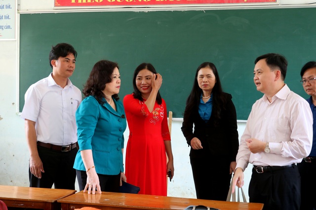 Tặng 100 suất học bổng, hàng trăm suất quà ý nghĩa đến học sinh vùng cao - 1 Tặng 100 suất học bổng, hàng trăm suất quà ý nghĩa đến học sinh vùng cao - 1