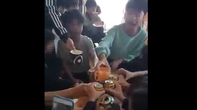 Phạt hành chính cô giáo cổ vũ học sinh uống bia đưa lên mạng xã hội - 1 Phạt hành chính cô giáo cổ vũ học sinh uống bia đưa lên mạng xã hội - 1