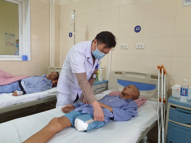 Nhói lòng cảnh chàng trai không cha bị ung thư quái ác cướp đi một chân - 1 Nhói lòng cảnh chàng trai không cha bị ung thư quái ác cướp đi một chân - 1