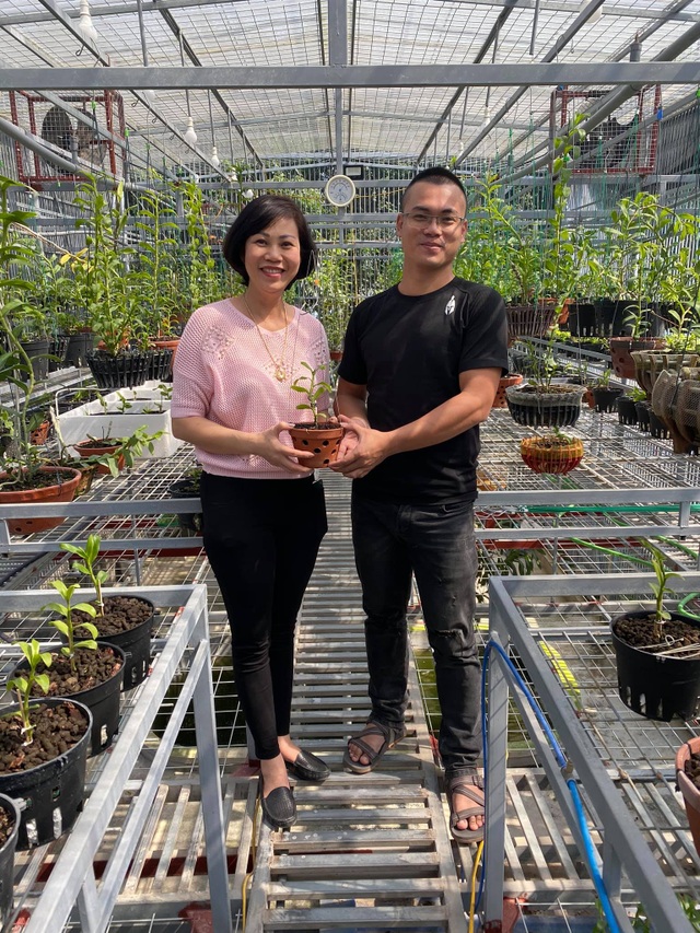 Tìm hiểu kinh nghiệm chăm sóc lan hoàng hậu cùng nghệ nhân Hoàng Hữu Trung - 5 Tìm hiểu kinh nghiệm chăm sóc lan hoàng hậu cùng nghệ nhân Hoàng Hữu Trung - 5