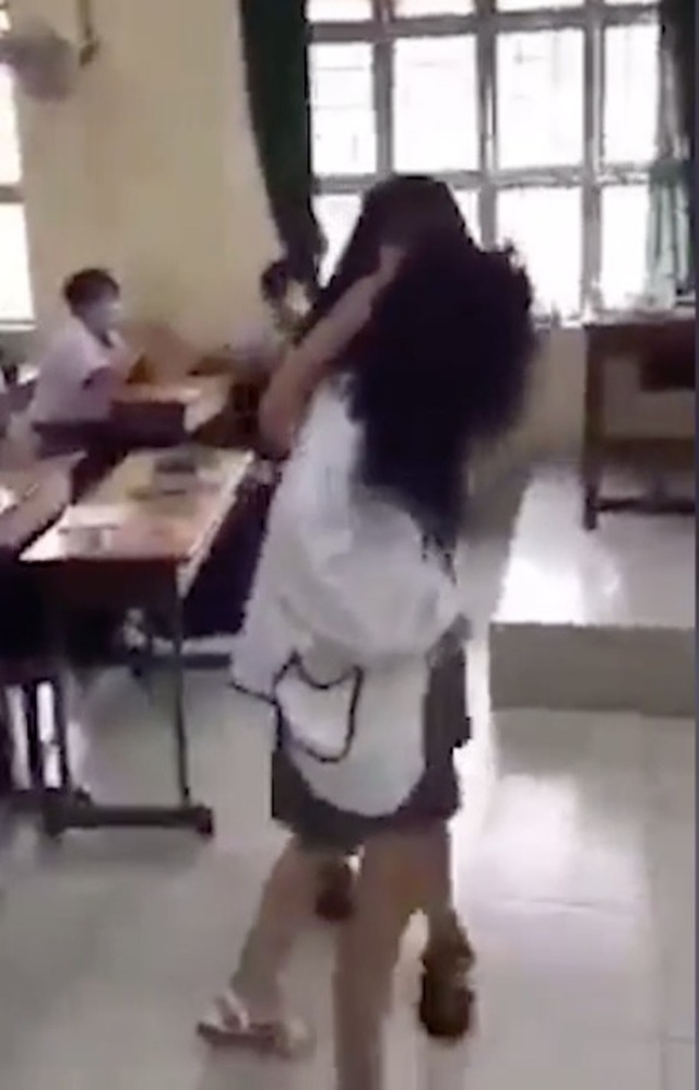 TPHCM: Nữ sinh lớp 10 đánh bạn dã man ngay giữa lớp học - 1 TPHCM: Nữ sinh lớp 10 đánh bạn dã man ngay giữa lớp học - 1