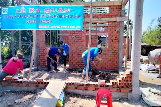 Bạc Liêu: Nữ Đoàn viên thanh niên đẩy xe, xúc đất giúp dân neo đơn làm nhà - 2 Bạc Liêu: Nữ Đoàn viên thanh niên đẩy xe, xúc đất giúp dân neo đơn làm nhà - 2