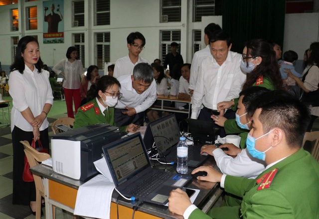 Công an bất ngờ khi người dân đi làm thẻ căn cước lúc... 1h sáng - 3 Công an bất ngờ khi người dân đi làm thẻ căn cước lúc... 1h sáng - 3