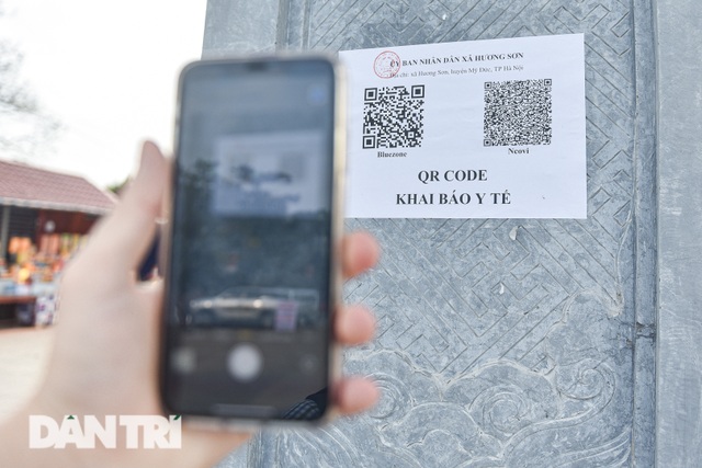 Du khách đến chùa Hương phải khai báo y tế bằng ứng dụng QR code - 2