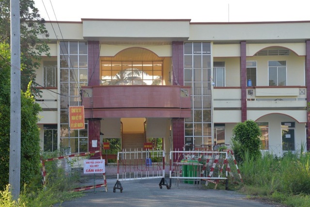 Người phụ nữ bán vé số bất ngờ lẻn vào khu điều trị bệnh nhân Covid-19 - 1 Người phụ nữ bán vé số bất ngờ lẻn vào khu điều trị bệnh nhân Covid-19 - 1