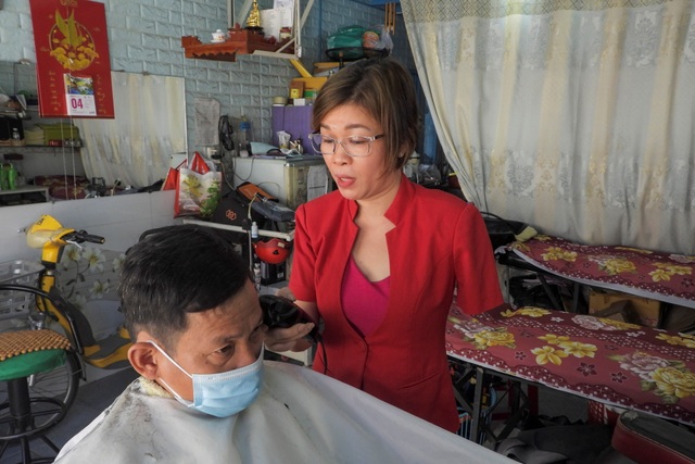 Báo Anh viết về nữ thợ cắt tóc Việt mất 1 tay vượt lên nghịch cảnh - 3