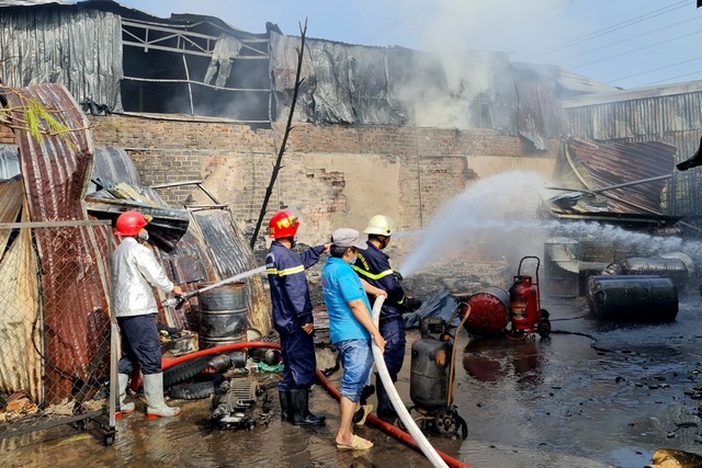 Xưởng inox gần cây xăng cháy dữ dội, 8 phòng trọ bị cháy lan - 1