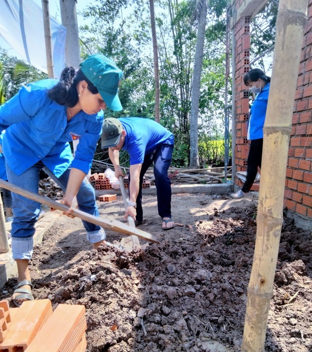 Bạc Liêu: Nữ Đoàn viên thanh niên đẩy xe, xúc đất giúp dân neo đơn làm nhà - 4 Bạc Liêu: Nữ Đoàn viên thanh niên đẩy xe, xúc đất giúp dân neo đơn làm nhà - 4