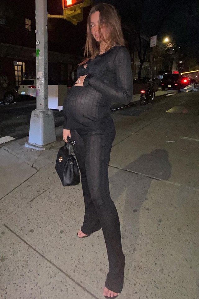 Biểu tượng gợi cảm Emily Ratajkowski sinh con đầu lòng - 7 Biểu tượng gợi cảm Emily Ratajkowski sinh con đầu lòng - 7