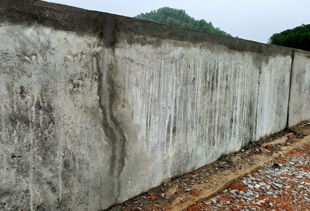 Đập vừa được đầu tư gần 9 tỉ đồng sửa chữa đã nứt - 4 Đập vừa được đầu tư gần 9 tỉ đồng sửa chữa đã nứt - 4