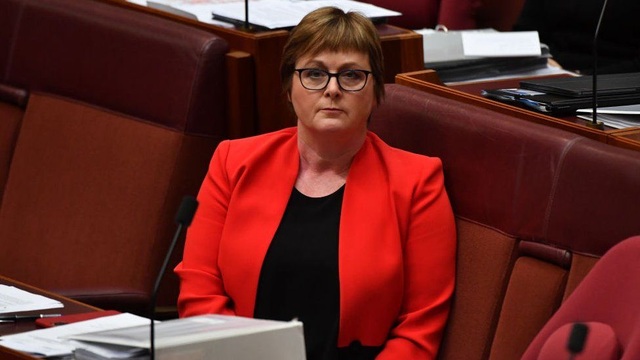 Bộ trưởng Australia bỏ tiền túi đền bù vì lỡ gọi nhân viên cũ là con bò - 1