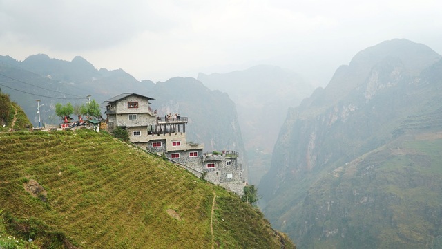 Tourists are still busy checking - in at Panorama Ma Pi Leng Ha Giang - 1