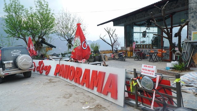 Tourists are still busy checking - in at Panorama Ma Pi Leng Ha Giang - 2