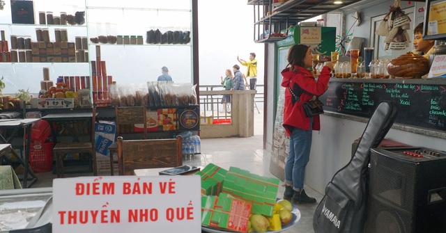 Tourists are still busy checking - in at Panorama Ma Pi Leng Ha Giang - 3