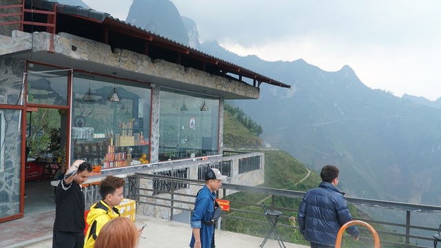 Tourists are still busy checking - in at Panorama Ma Pi Leng Ha Giang - 4