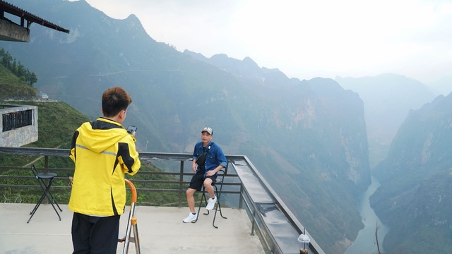 Tourists are still busy checking - in at Panorama Ma Pi Leng Ha Giang - 5