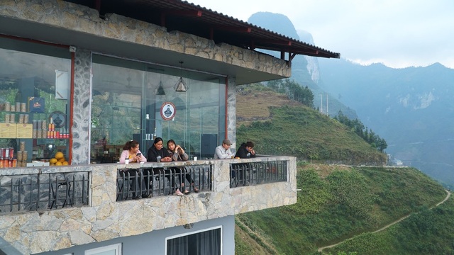 Tourists are still busy checking - in at Panorama Ma Pi Leng Ha Giang - 6